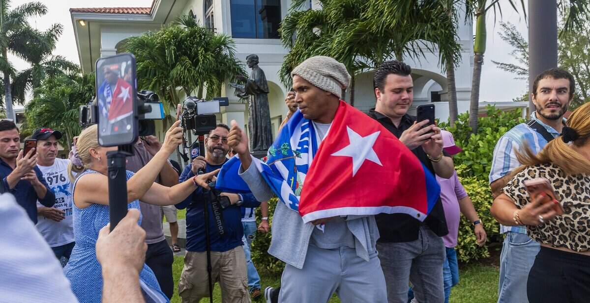 El artista disidente cubano Luis Manuel Otero Alcántara saluda a simpatizantes en Our Lady of Charity National Shrine el sábado tras llegar desde Cuba.