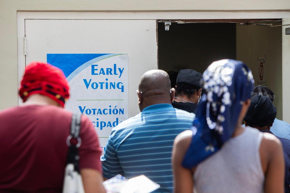 Los residentes de North Miami hacen fila para votar anticipadamente en la Biblioteca Pública de North Miami el sábado 26 de octubre de 2024. Se llevó a cabo un evento patrocinado por “Faith Florida” cerca de la Biblioteca Pública de North Miami. Este evento fue un esfuerzo de Almas a las urnas de iglesias predominantemente negras para alentar la votación antes de las elecciones.