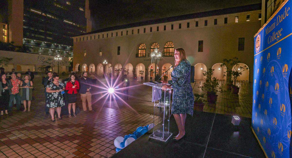 Madeline Pumariega, la primera mujer presidenta en dirigir Miami Dade College, habla en HistoryMiami Museum mientras se inaugura una nueva exposición acerca de Miami Dade College (MDC).