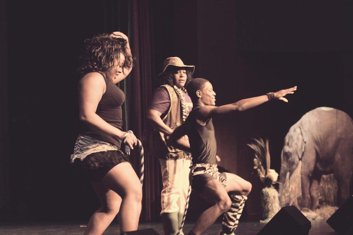 Karen Makange (con sombrero) actúa con Kenya Safari Acrobats. Pasó apuros para que le condonaran el préstamo del Programa de Protección de Nóminas para el grupo.