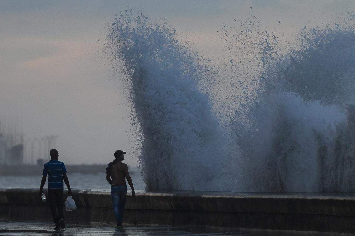 During the fall and winter season cold fronts often drench the Malecón with high waves.