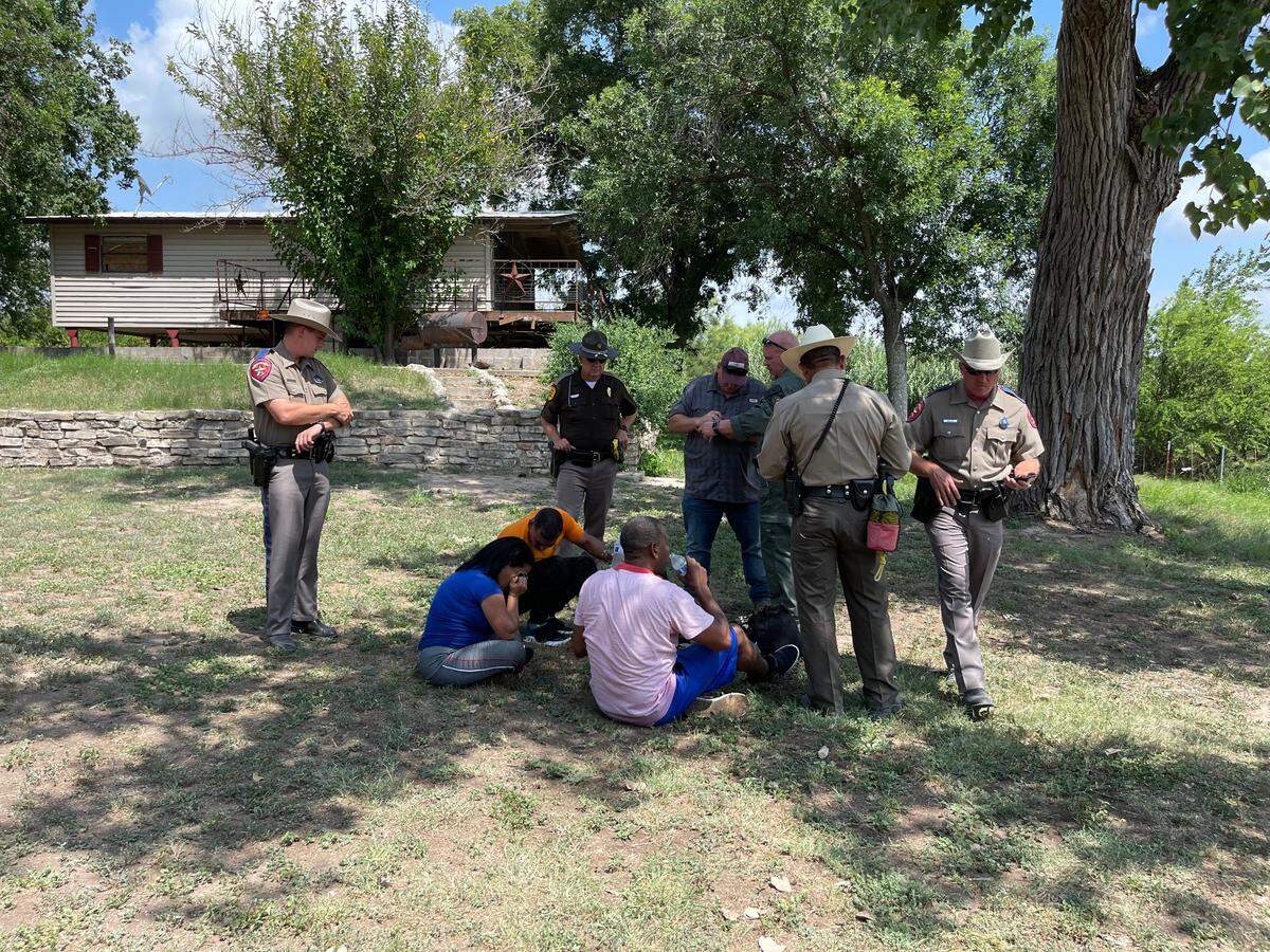 Agentes policiales de Texas detienen a tres cubanos, Gelacio Vera González, Yenedi Monterrey Mena y Sotomayor, tras cruzar el Río Grande hasta Del Río, localidad de Texas, el sábado 17 de julio de 2021. Sotomayor quiere venir a Miami.