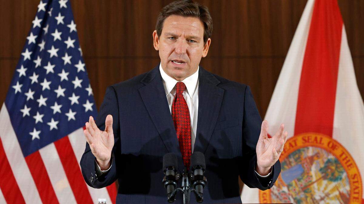 El gobernador de la Florida, Ron DeSantis, habla durante una rueda de prensa en la que propone una legislación contra la delincuencia, en la sede de Miami Police Benevolent Association, el jueves 26 de enero de 2023.