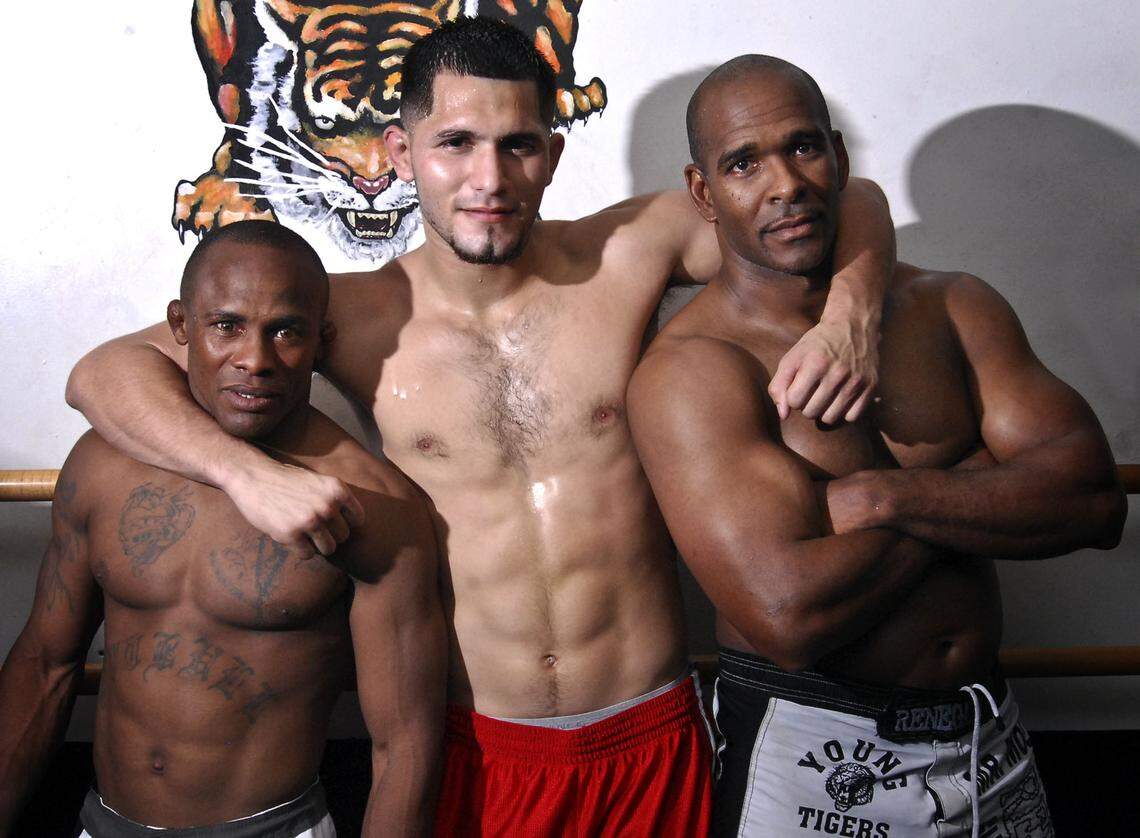 Los luchadores de la MMA Alexis Vila, Jorge Mas Vidal y Ariel Gandulla en el gimnasio Young Tigers Gym, en Miami en 2008.