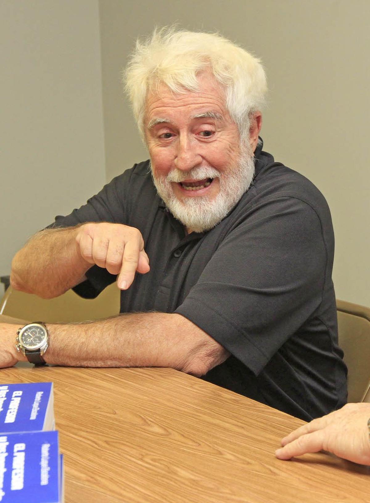 Roberto Luque Escalona en la presentación del libro ‘El Profesor y los Hombres de Don Álvaro’ en la Librería Universal en Miami el sábado 21 de Abril de 2012.