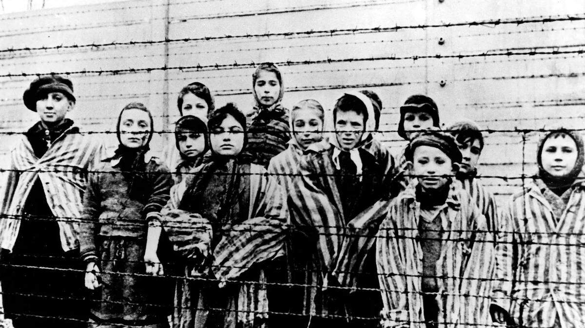 Niños en el campo de concentración de Auschwitz, en la Polonia ocupada por Alemania, tras su liberación por el ejército soviético en 1945.