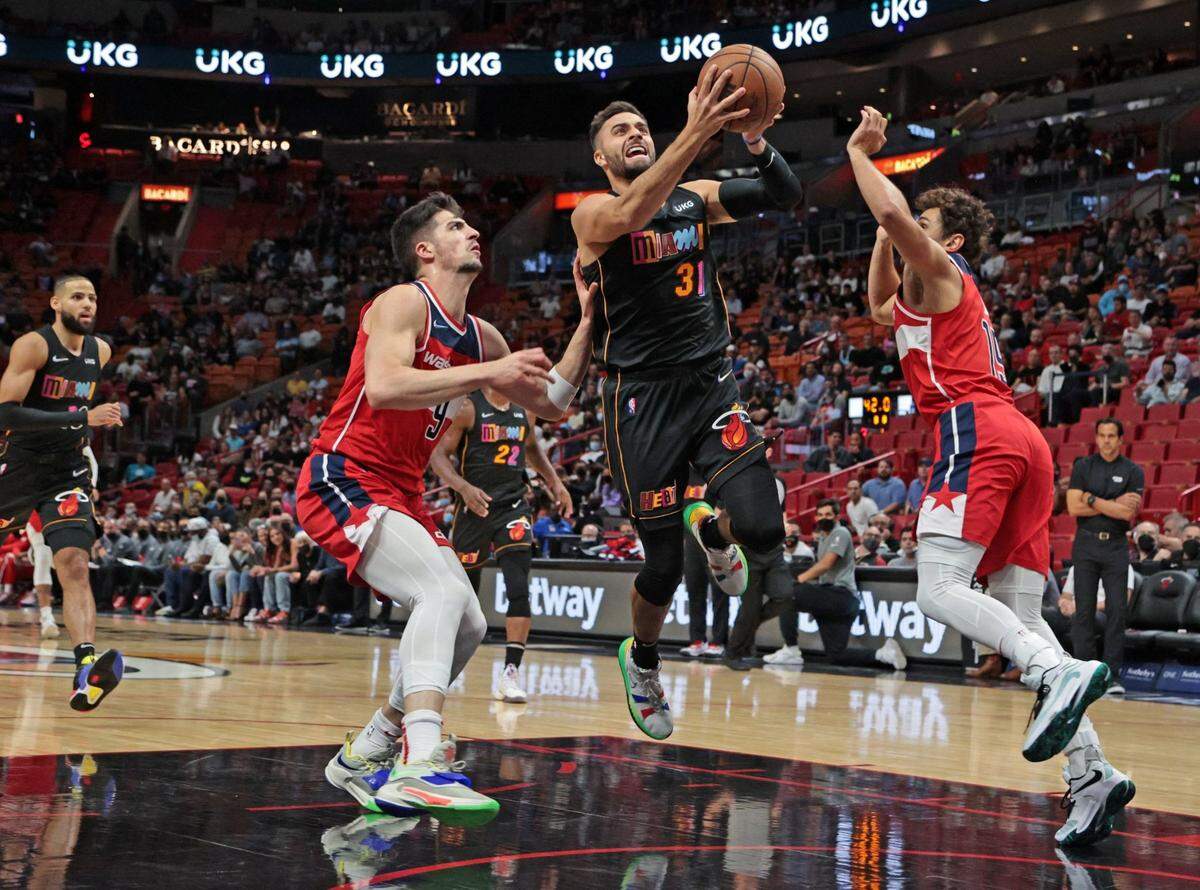 Miami Heat guard Max Strus (31) drives to the basket against the Washington Wizards in the first half at the FTX Arena in Miami on Thursday, November 18, 2021