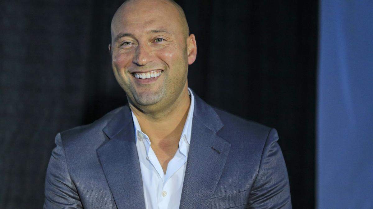 El presidente ejecutivo de los Miami Marlins, Derek Jeter, antes del inicio del partido en que los Miami Marlins recibieron a los Padres de San Diego en el Marlins Park el viernes 8 de junio de 2018.