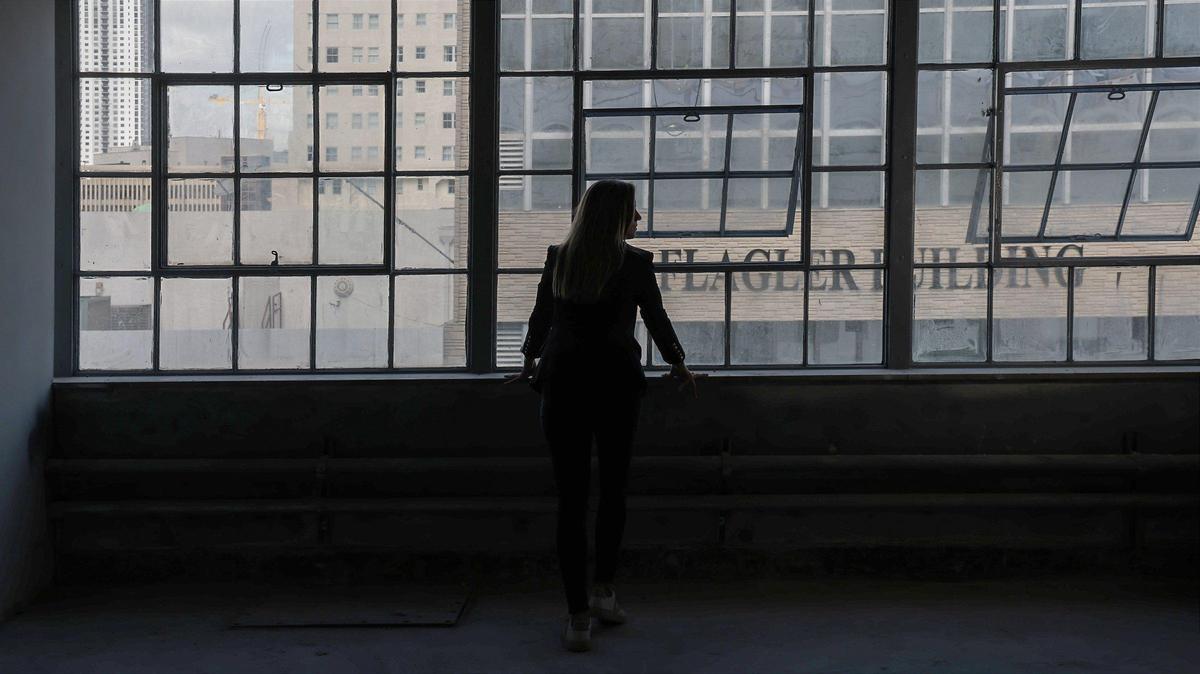 School of Whales atrae a inversionistas con tan solo $500 para invertir en un fondo ciego que apoya proyectos inmobiliarios locales. Arriba: Andrea Petersen, presidenta ejecutiva de School of Whales, fotografiada en el interior de Julia and Henry's, en downtown Miami. Se prevé que el proyecto abra en el primer trimestre de 2022.