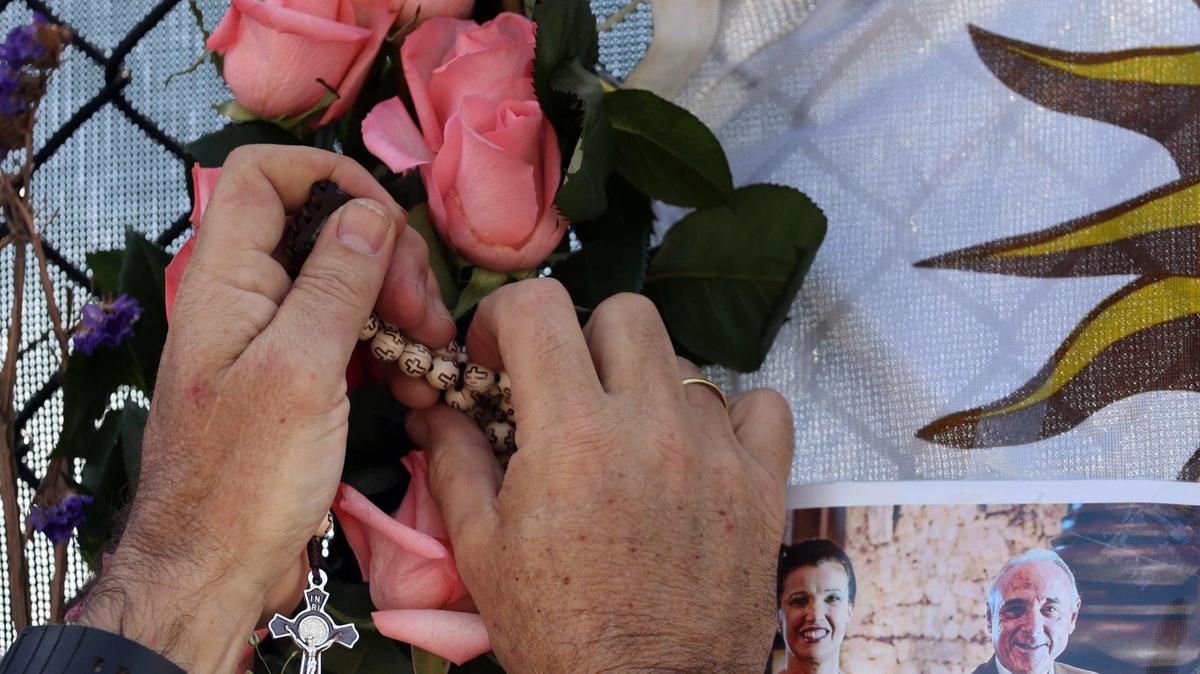 In July 2021, Bernardo Camou adds a rosary on the fence of the memorial site in memory of his sister Maria Gabriela Camou, who died in the collapse of Champlain Towers South.