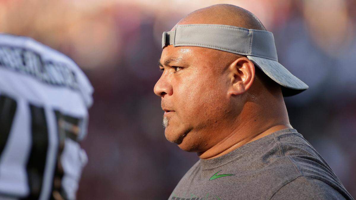 Oregon associate head coach Joe Salave’a works with players during warm ups before an NCAA college football game against Washington State in Pullman, Wash., Saturday, Oct. 20, 2018. (AP Photo/Young Kwak)