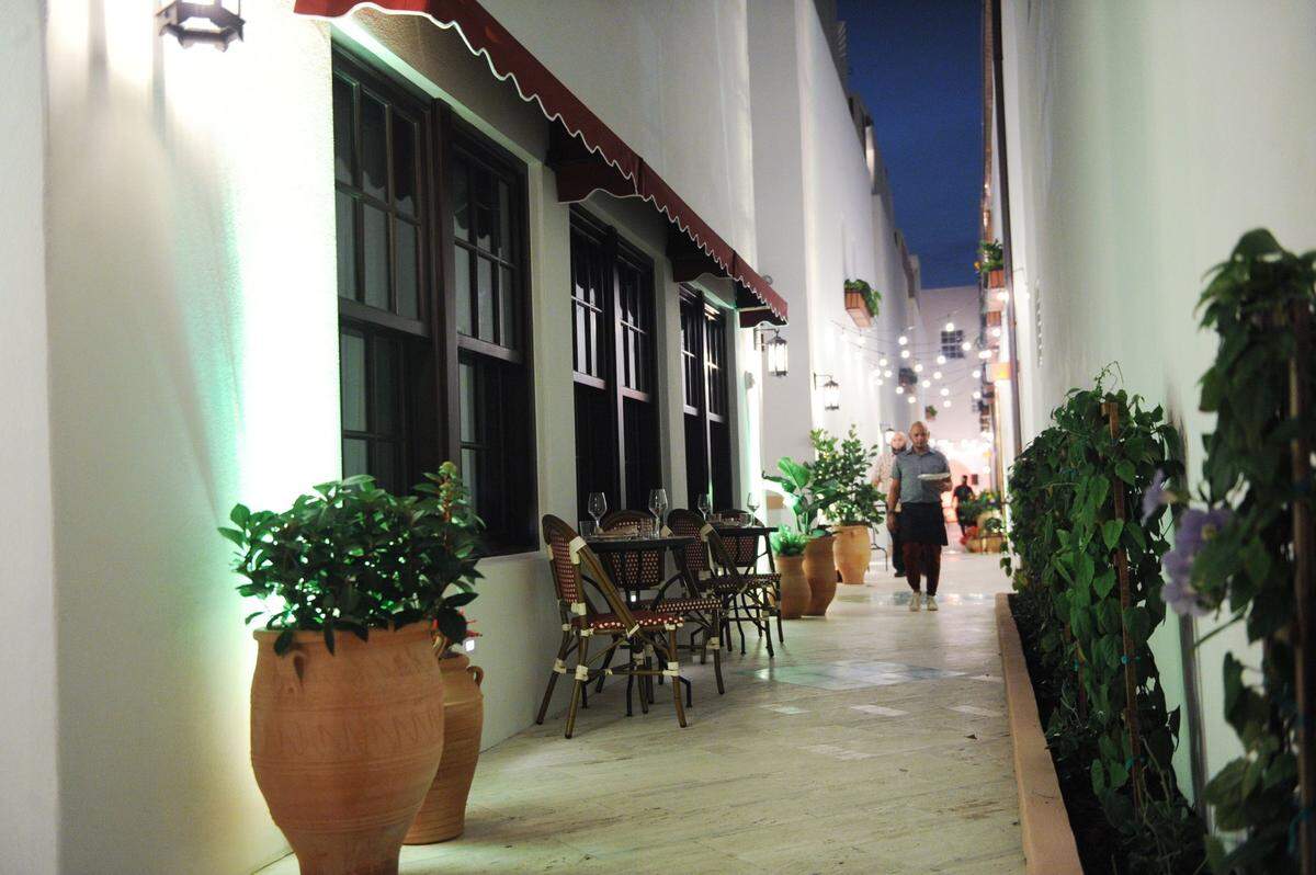 Los paseos, que antes eran espacios utilizados por el personal de cocina, se abrieron para ofrecer pasillos y pequeñas mesas donde los huéspedes pueden desayunar o tomar una copa, lo que da a Esmé Miami Beach la sensación de un acogedor pueblo amurallado.