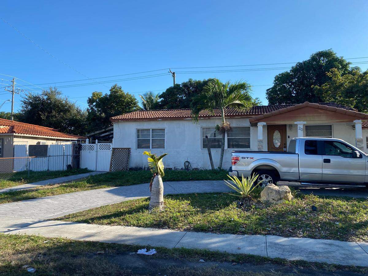 The house in Hialeah where police alleged that Vivian Rodriguez and Yovany Serna rented an efficiency to multiple people, stealing their deposits.