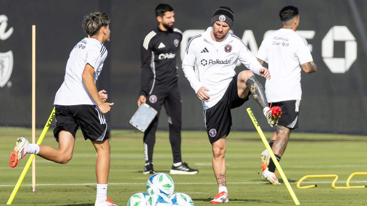 Inter Miami forward Lionel Messi (10) runs drills during a team practice at the Florida Blue Training Center on Monday, Jan. 13, 2025, in Fort Lauderdale, Fla.