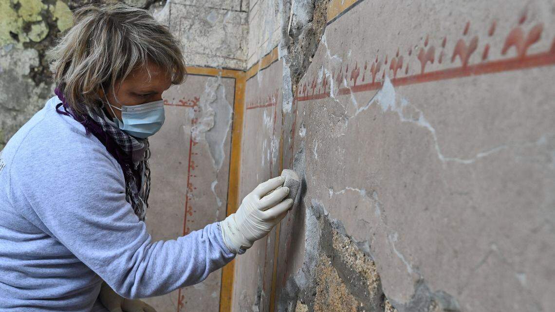 pompeii graffiti wall roman city