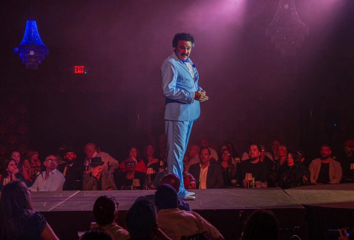 Cuban actor Ariel Texido performs as Alvarez Guedes in the “Muerto de Risa – El Último Show de Álvarez Guedes.” The immersive comedy blends stand-up, live musicnand theatrical storytelling.
