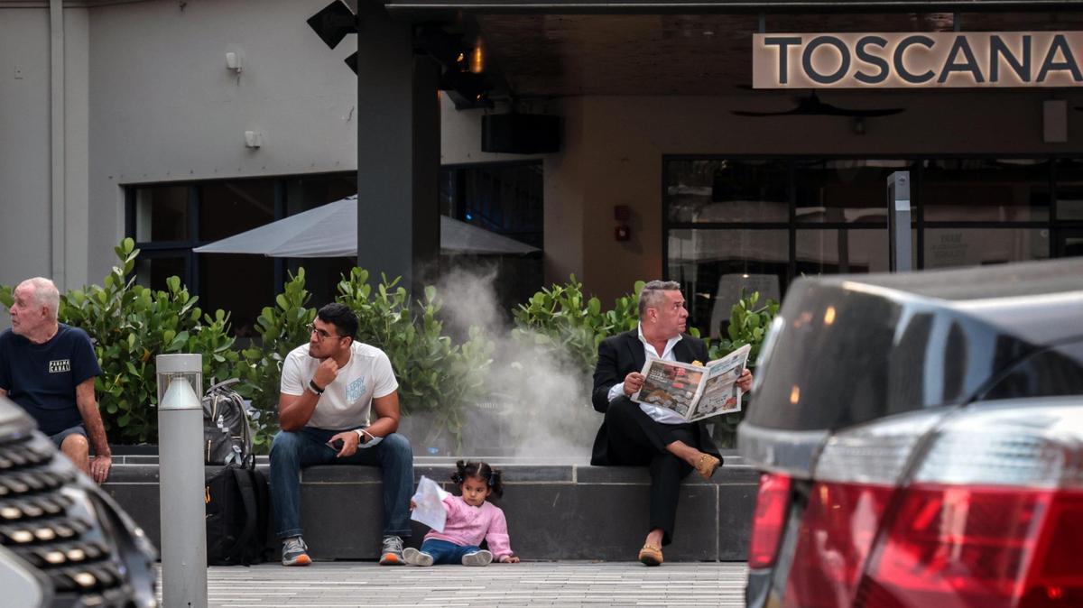 Vecinos y compradores por igual se mueven por el paisaje urbano de Brickell el jueves 7 de octubre de 2021. Las empresas que se trasladan o amplían en el núcleo urbano de Miami han prometido casi 2,000 empleos este año. Aunque tienen tres años para cumplir esos objetivos, hasta ahora se han creado menos de 300.