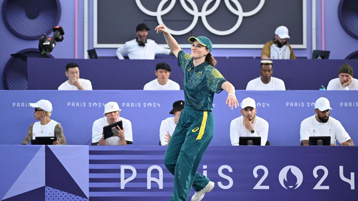 Raygun of Team Australia right before she wowed the crowd with her signature move, “The Sprinkler.”