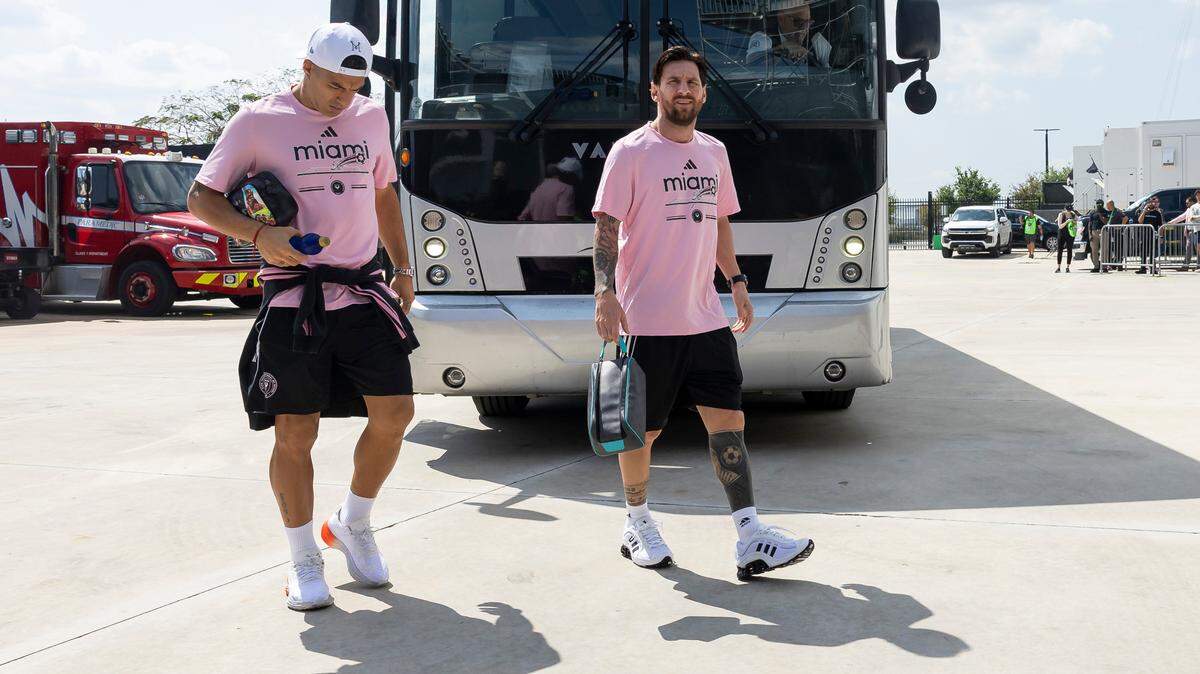 Los delanteros del Inter Miami Lionel Messi (der.) y Luis Suárez llegan al Chase Stadium antes de su partido de la MLS contra Charlotte FC, el 9 de marzo de 2025 en Fort Lauderdale, Florida.