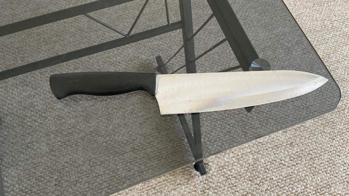 Knife for stabbing stories