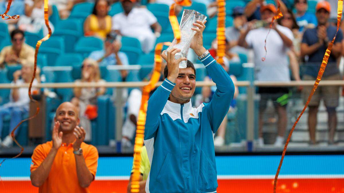 El español Carlos Alcaraz levanta el trofeo de campeón del Miami Open tras vencer en la final al noruego Casper Ruud of Norway el 3 de abril de 2022 en el Hard Rock Stadium, en Miami Gardens, Florida.