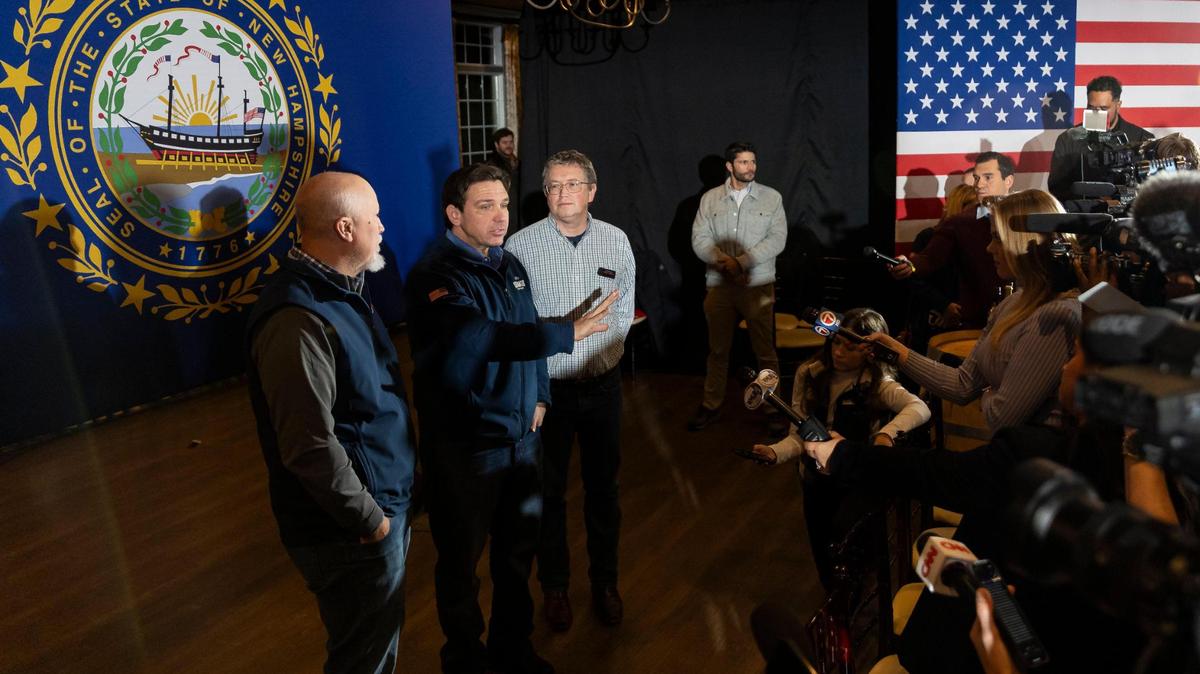 El gobernador de la Florida, Ron DeSantis, habla con los medios tras asistir a una reunión pública en LaBelle Winery, el martes 17 de enero de 2024, en Derry, Nueva Hampshire. Tras quedar segundo en los caucus de Iowa, DeSantis enfrenta una cuesta arriba en las primarias de Nueva Hampshire.