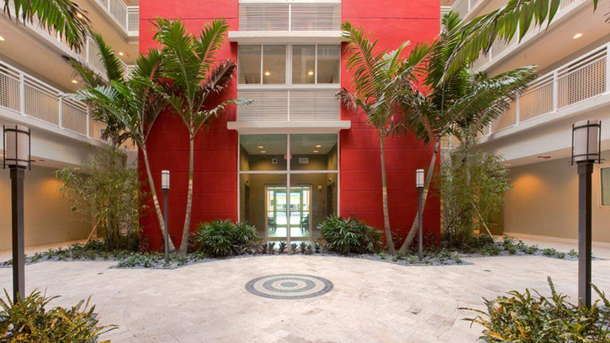 Pinnacle Housing’s Friendship Tower is a 92-unit residential community in the Miami neighborhood of  Allapattah. It serves residents who are 55 and older.