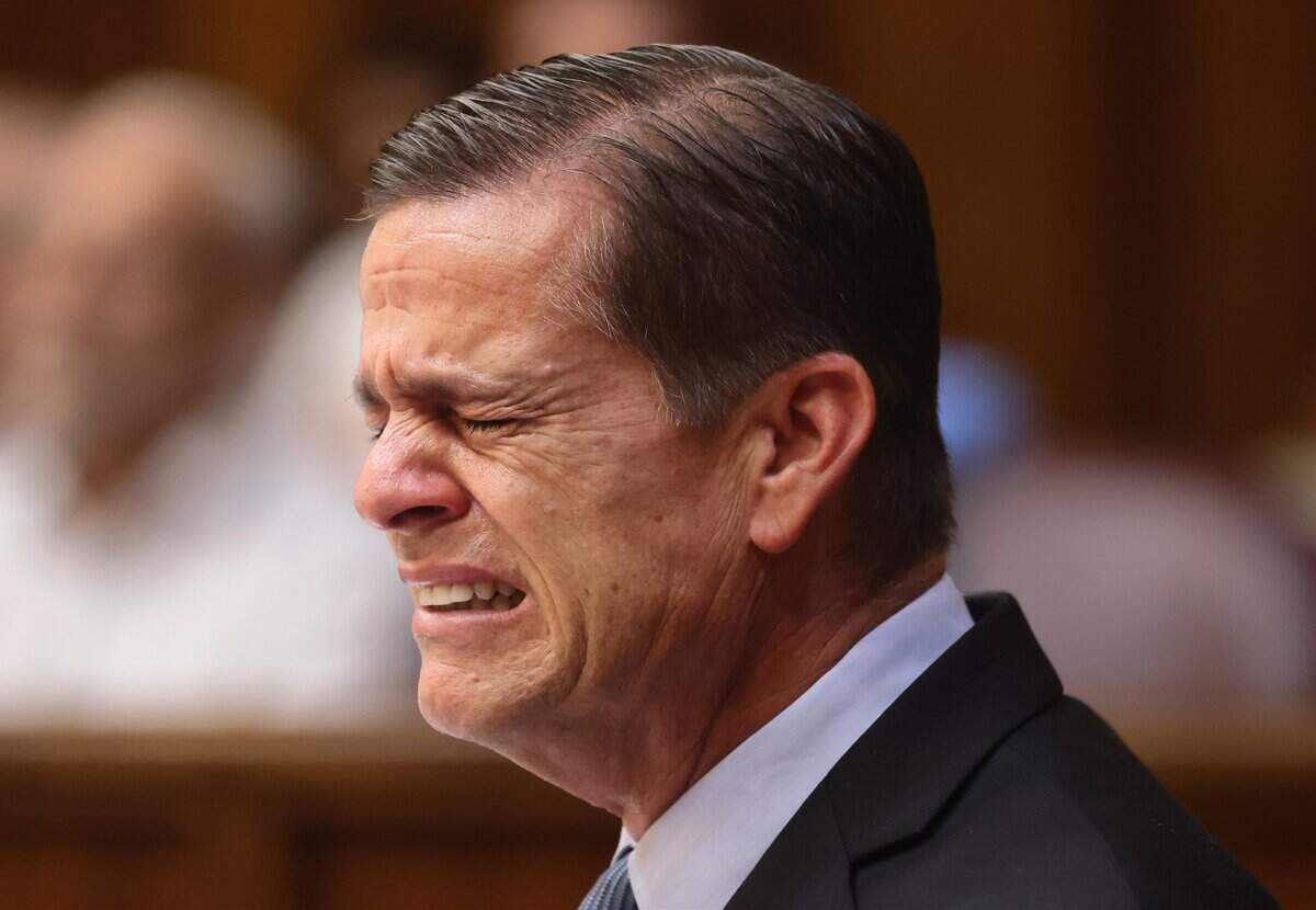 George Pino rompe en llanto mientras los abogados presentan las declaraciones de apertura en su juicio el lunes 8 de junio de 2026. Pino está acusado de homicidio por embarcación y homicidio involuntario en relación con un choque de barco ocurrido el 4 de septiembre de 2022 que mató a Lucy Fernandez, de 17 años.