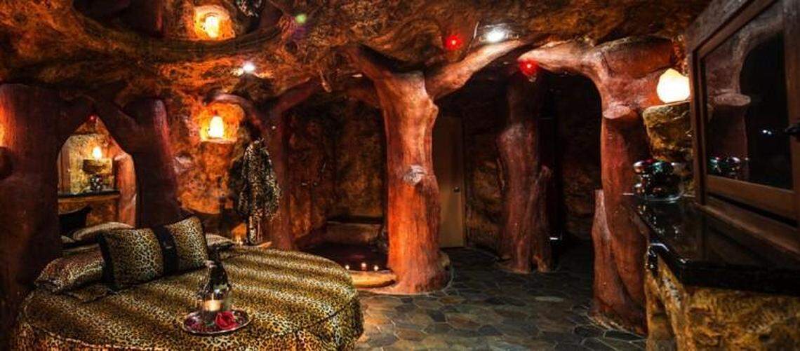 Vive tu fantasía de los Picapiedras en esta elegante suite en el Executive Motel de Hialeah.