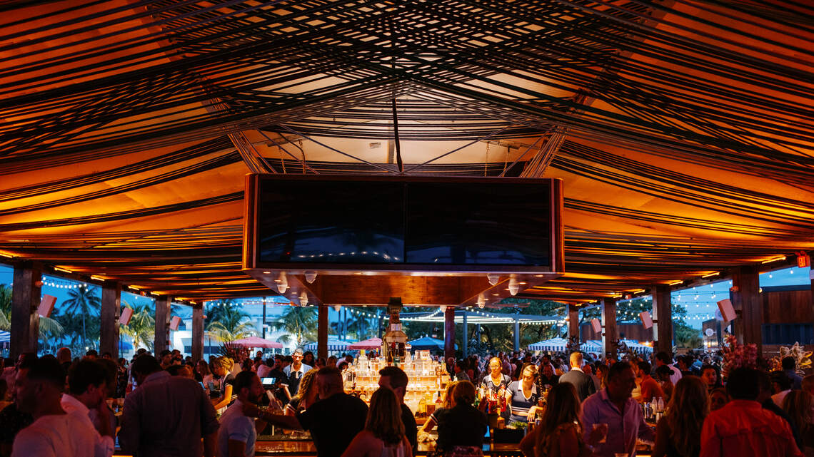 Acaba de abrir este nuevo lugar para comer frente al mar en Coconut Grove. Mira cómo luce