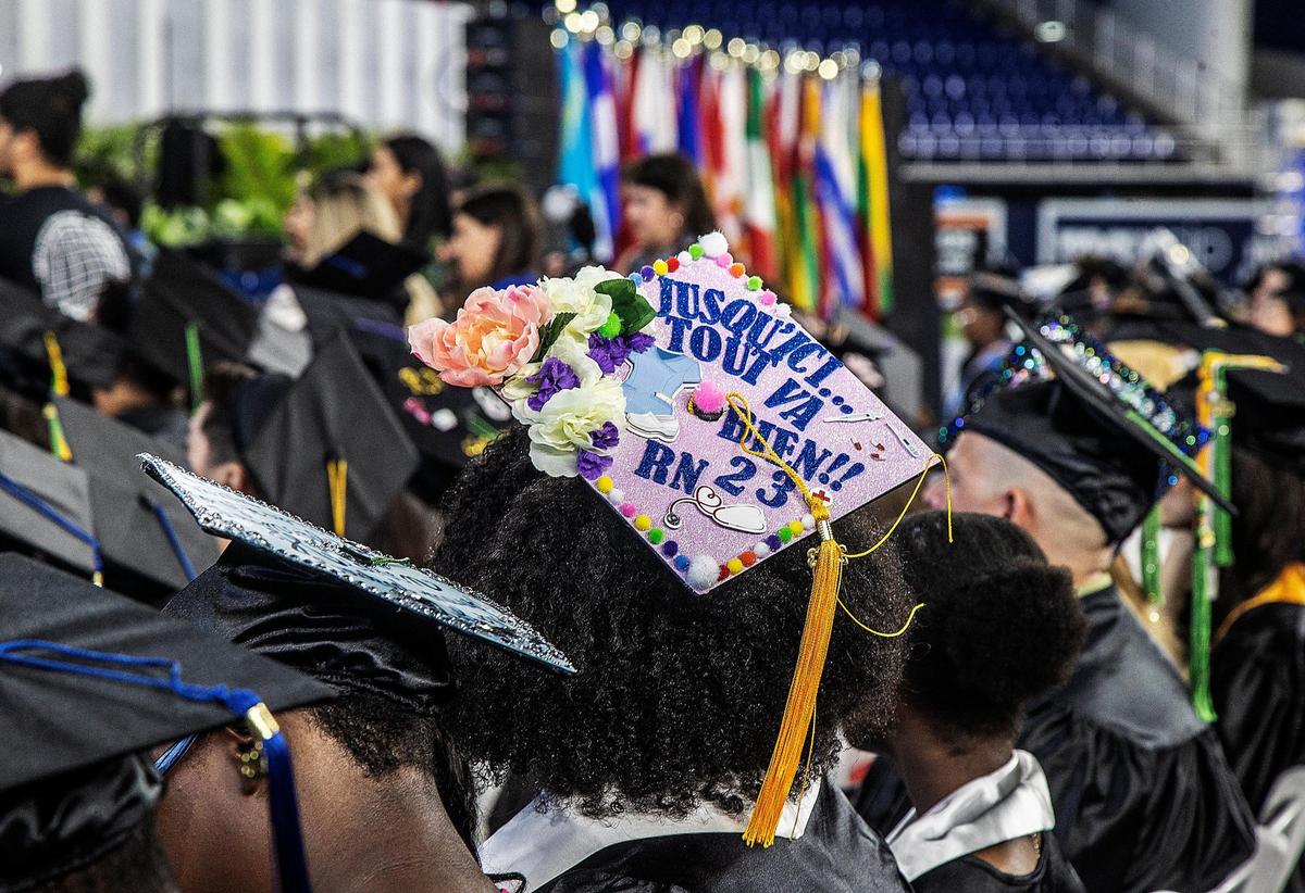 Los estudiantes de MDC decoraron sus borlas para asistir a su Ceremonia de Graduación en loanDepot Park el sábado 22 de abril de 2023.