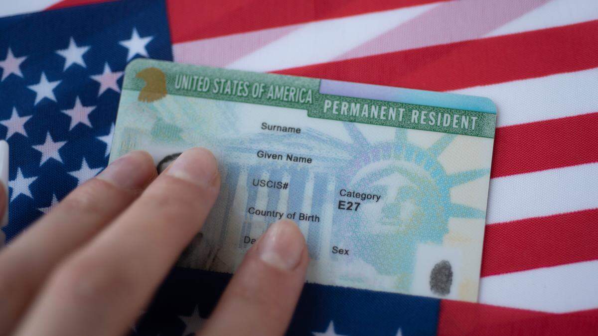 Tres personas fueron sentenciadas por poseer tarjetas de residente permanente falsificadas en Georgia.