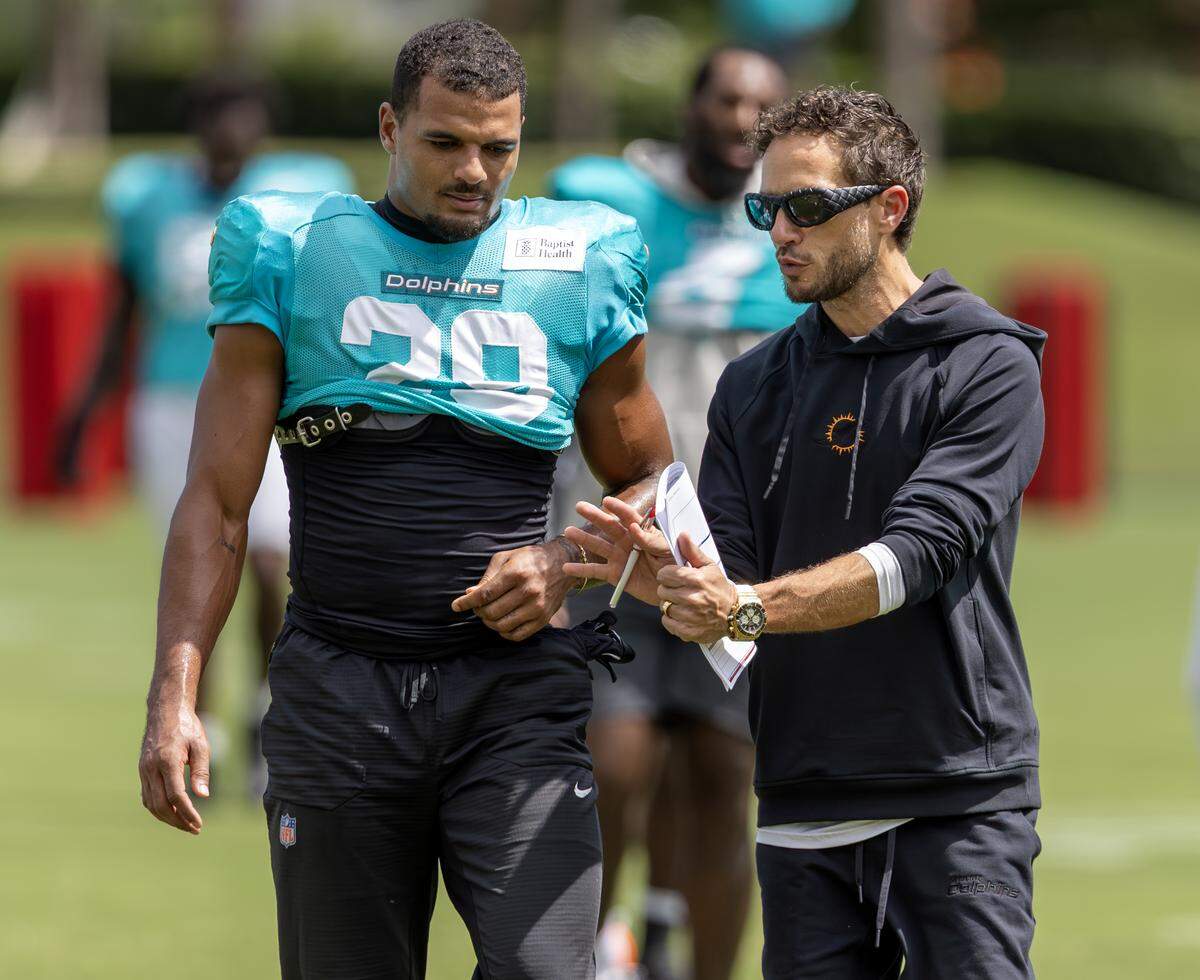 Miami Dolphins head coach Mike McDaniel talks with free safety Minkah Fitzpatrick (29) during practice at the Baptist Health Training Complex on Thursday, Sept. 25, 2025, in Miami Gardens, Fla.during a team practice session at the Baptist Health Training Complex on Thursday, Sept. 25, 2025, in Miami Gardens, Fla.