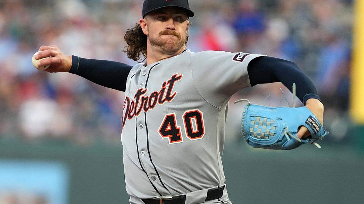 KANSAS CITY, MISSOURI - AUGUST 29: Chris Paddack #40 of the Detroit Tigers throws in the fist inning against the Kansas City Royals at Kauffman Stadium on August 29, 2025 in Kansas City, Missouri. (Photo by Ed Zurga/Getty Images)