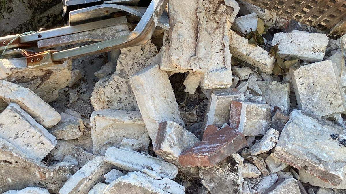 Trozos de piedra caliza, concreto y ladrillo en  la entrada de una casa de Coral Gables del famoso arquitecto Alfred Browning Parker, en proceso de demolición.