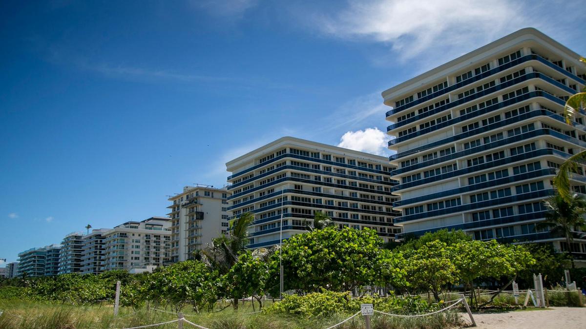 Las ventas de condominios a lo largo de la costa de Miami-Dade cayeron por primera vez desde el colapso del edificio Champlain Towers South en Surfside en junio de 2021. Arriba: Una vista de los condominios junto al mar en Surfside.