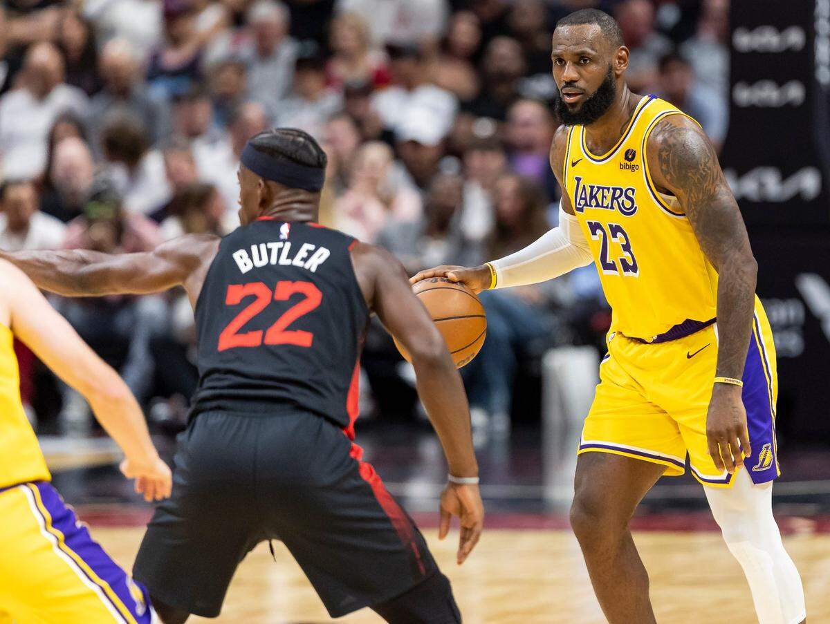 El delantero de Los Lakers LeBron James (der.) busca pasar la marca de Jimmy Butler, del Heat de Miami, en el partido celebrado el 6 de noviembre de 2023 en Miami.