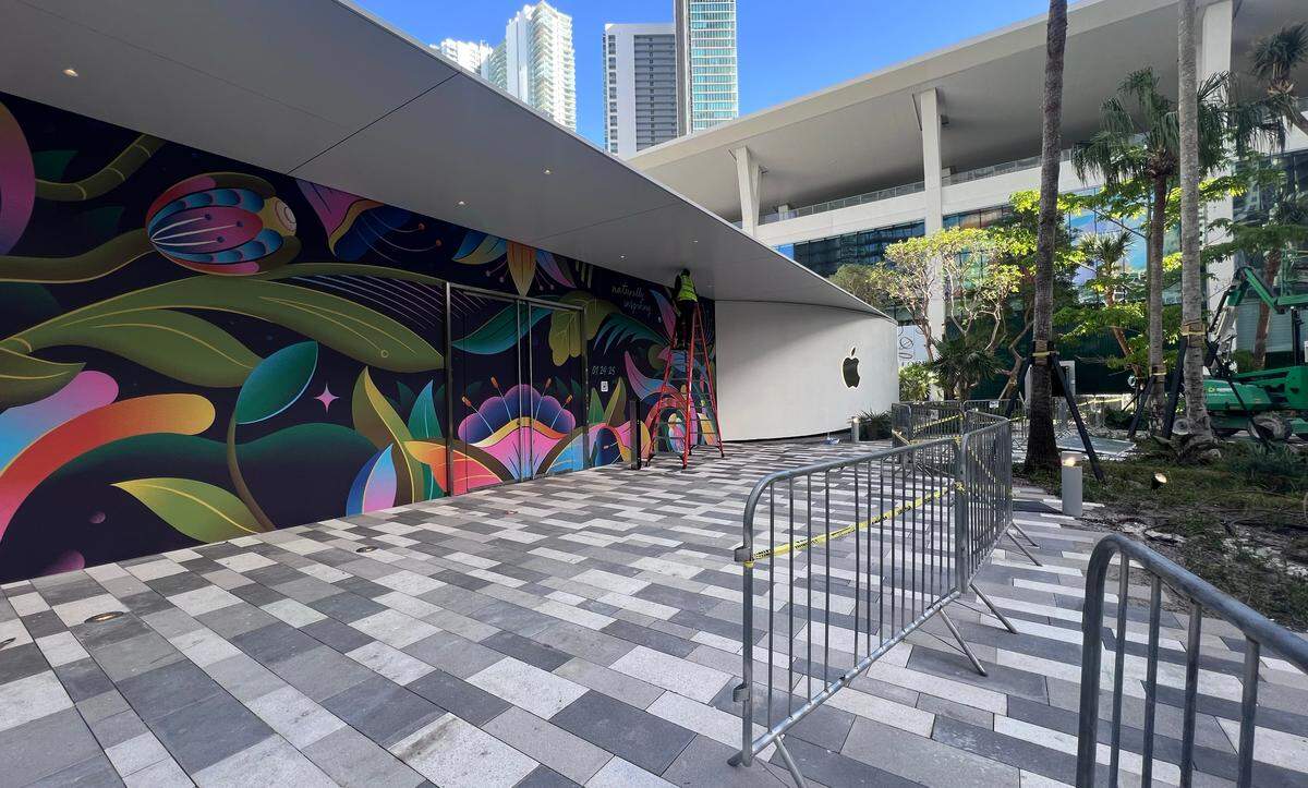 La próxima tienda Apple del downtown de Miami, la primera del barrio, abrirá en enero de 2025. La barricada con el logotipo de Apple y su temática de jardín se reveló el 10 de enero de 2025.
