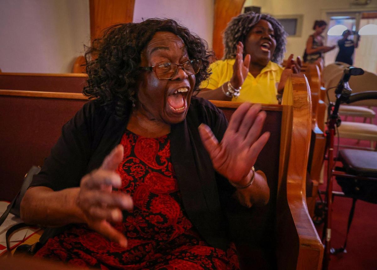 La activista política Joyce Price, presidenta de la Junta de la Oficina de Acción Comunitaria de Miami-Dade, canta el grito de batalla espiritual durante el inicio de un evento sobre votación en la Mt. Olive Missionary Baptist Church, donde activistas nacionales y locales se reunieron para confrontar la agenda antiprogresista del gobernador de la Florida y candidato presidencial, Ron DeSantis, el jueves 22 de junio de 2023.