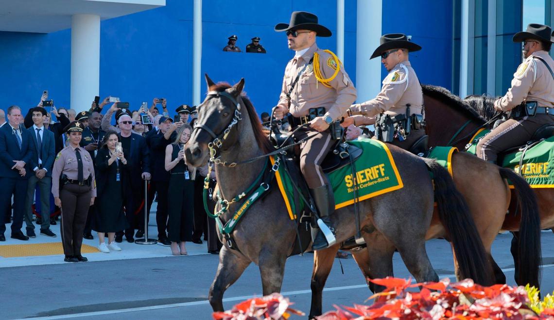 La sheriff de Miami-Dade, Rosie Cordero-Stutz, permanece de pie durante la ceremonia de pase de revista en la Facultad de Justicia del Miami Dade College el 7 de enero de 2025.