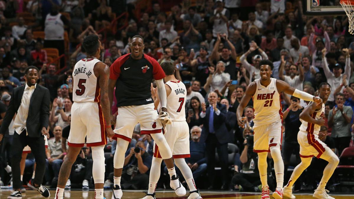 Los jugadores del Heat celebran una clavada de Derrick Jones en el triunfo ante los Pistons este miércoles en el American Airlines Arena.