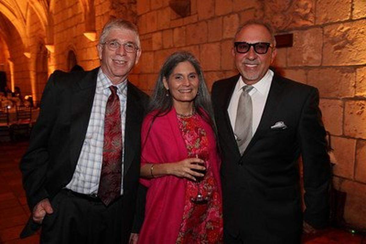 Daniel Zuckerman, Susana Barciela con Emilio Estefan en una recaudación de fondos para un club local de ex alumnos de la Escuela de Negocios de Harvard (HBS) que patrocinó a ejecutivos locales de organizaciones sin ánimo de lucro para que asistieran a un curso en la HBS. Estefan fue homenajeado. Este es un post en el Facebook de Barciela del 31 de octubre de 2012.