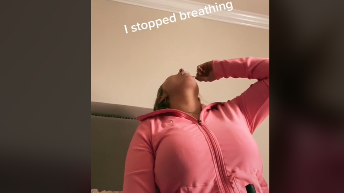 Screengrab of @mkaaaybabee’s TikTok video in which she dry scooped pre-workout powder without first diluting it in a liquid and was unable to breathe.
