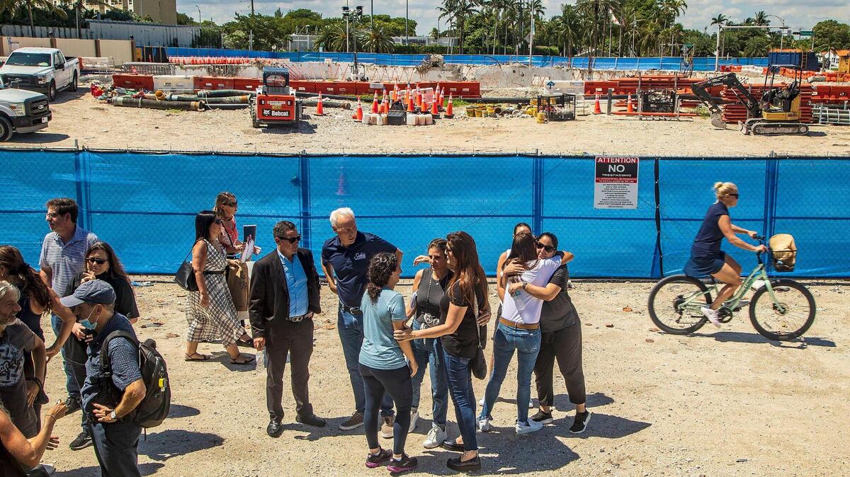 Las familias de las víctimas del derrumbe de Surfside se reúnen mientras celebran una conferencia de prensa el 23 de septiembre de 2021 en el lugar del derrumbe del condominio Champlain Towers South para pedir que se construya un monumento en el lugar donde murieron 98 víctimas.