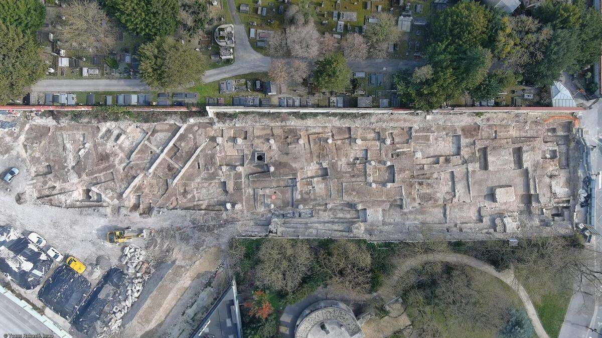 Archaeologists in Reims unearthed 1,800-year-old monumental structure with 20 rooms and thermal baths but an uncertain purpose, photos show.