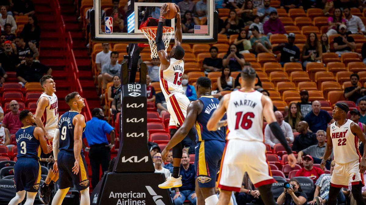 El centro del Heat Bam Adebayo (13) clava el balón en el juego ante Pelicans at FTX Arena el pasado 12 de octubre ante la mirada de Tyler Herro (izq.), Jimmy Butler (der) y Caleb Martin. Esta seguro será una imagen que se repetirá con mucha frecuencia esta temporada.