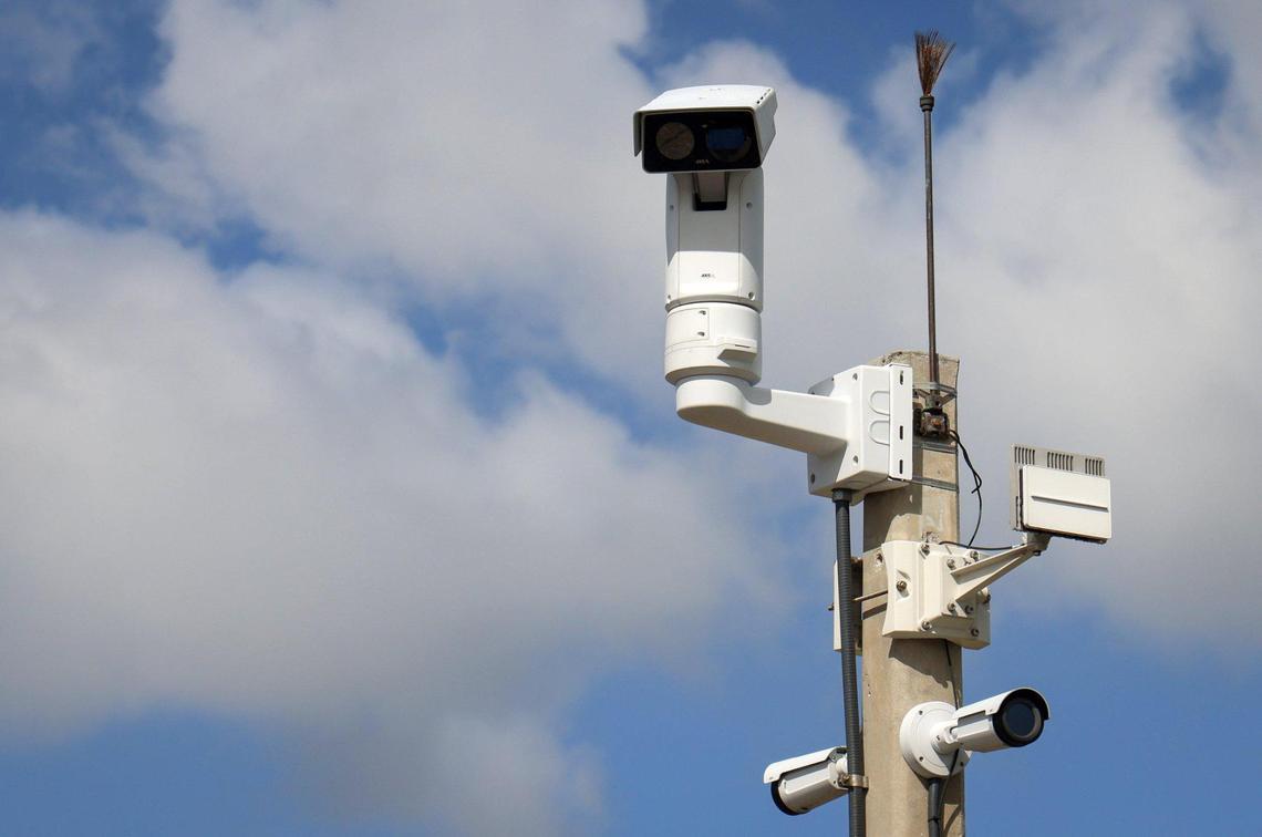 Una cámara del sistema de detección de intrusiones perimetrales observa a la alcaldesa Daniella Levine Cava mientras demuestra cómo cortar la cerca perimetral. En asociación con funcionarios de la Administración de Seguridad del Transporte (TSA), el MIA realizó una demostración en el aeródromo del nuevo sistema de detección de intrusiones perimetrales del Aeropuerto Internacional de Miami el martes 22 de octubre de 2024, en Miami, Florida.