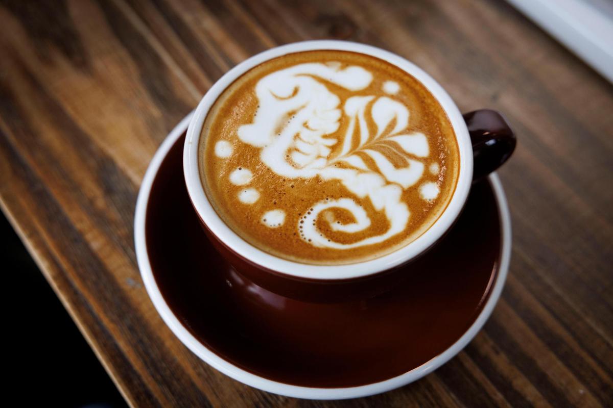Un caballito de mar hecho con arte de café por Didier Higuita, un cultivador de café de cuarta generación de Colombia, la mañana del martes 18 de febrero de 2025 en Macondo Coffee, en Doral.