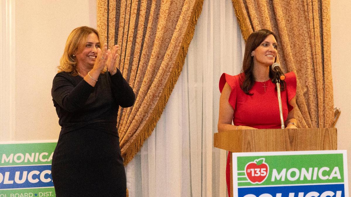 La vicegobernadora de la Florida, Jeanette Núñez (derecha), habla durante la fiesta de la victoria electoral de Mónica Colucci el 23 de agosto de 2022. Colucci, a la izquierda, respaldada por el gobernador Ron DeSantis y Núñez, venció a la titular de la Junta Escolar Marta Pérez, en la contienda por el Distrito 8 de Miami-Dade.