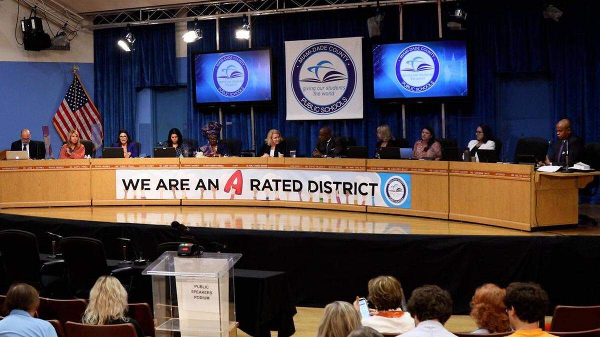 Después de una polémica reunión que se prolongó durante horas el 7 de septiembre de 2022, la Junta Escolar de Miami-Dade votó 8 a 1 en contra de una medida para reconocer octubre como Mes LGBTQ en las escuelas de Miami-Dade. La medida también pedía que se enseñara a los estudiantes de 12mo grado de Educación Cívica sobre dos decisiones históricas de la Corte Suprema que afectan a las comunidades LGBTQ.